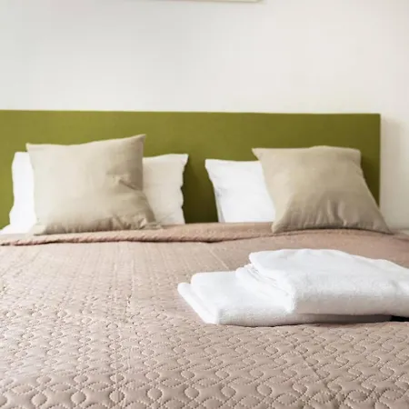 1 House Between Two Lakes Feriehus *